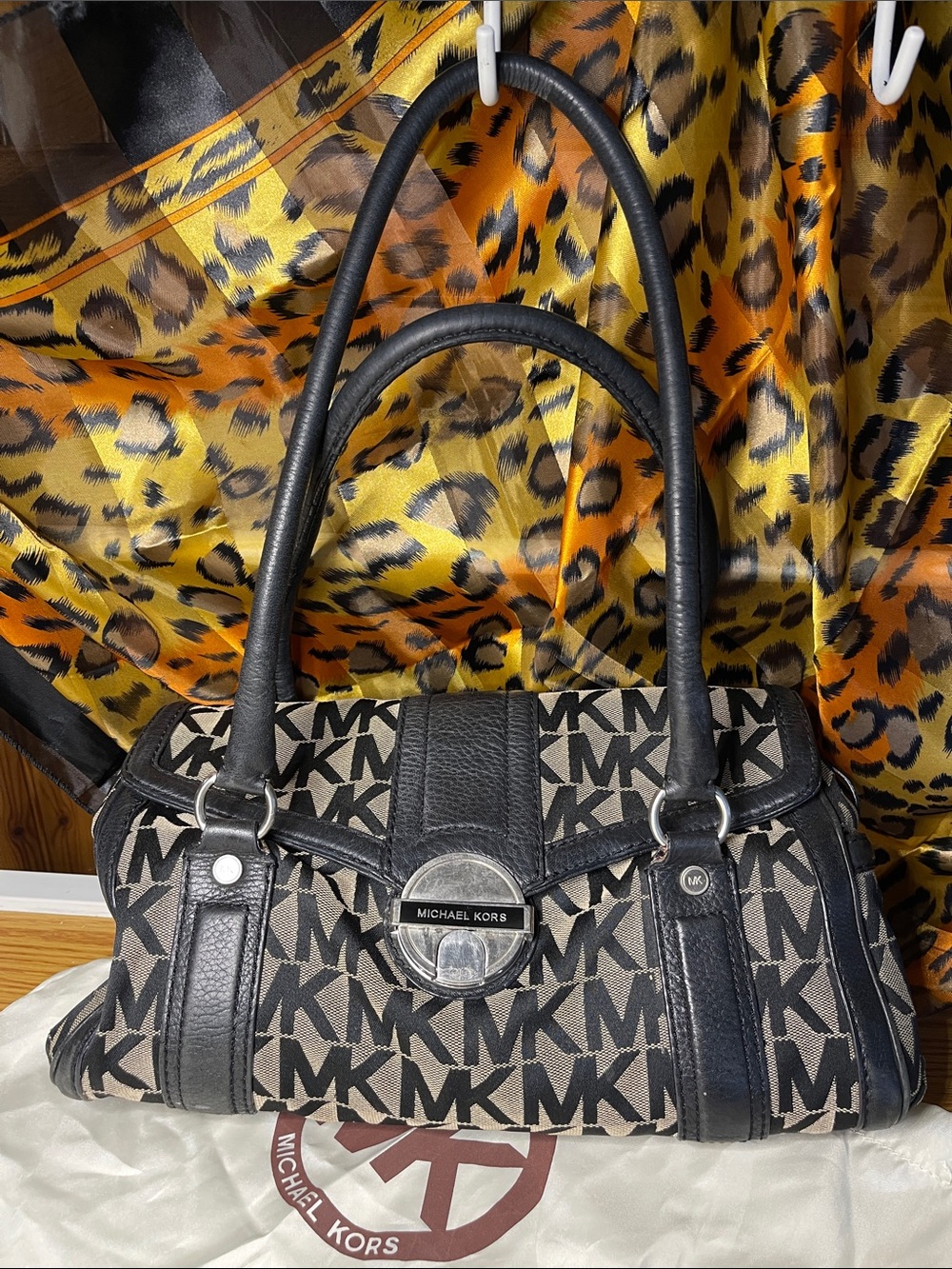 Michael Kors Vibtage Black and Beige Logo Shoulder Bag